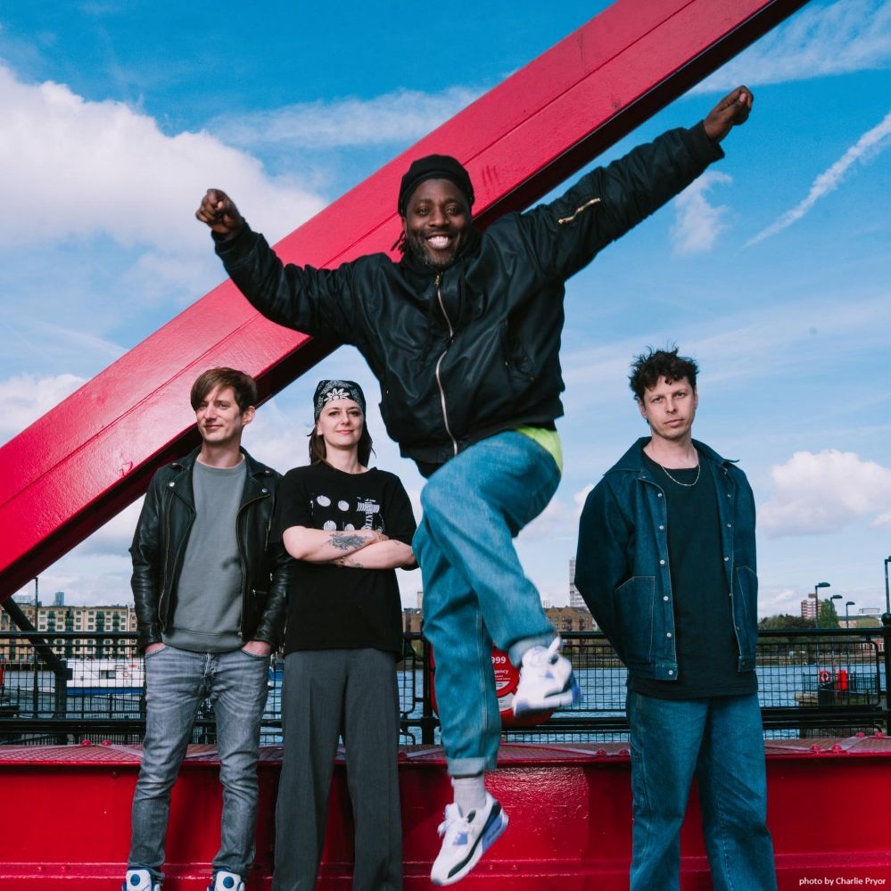 skream_japan's tweet photo. BLOC PARTY、ニュー・アルバム『Anatomy Of A Brief Romance』収録曲「Love Bombs」リリック・ビデオ公開 https://t.co/hdPYdkQqeh
#BlocParty https://t.co/O6Yr2k9rkx