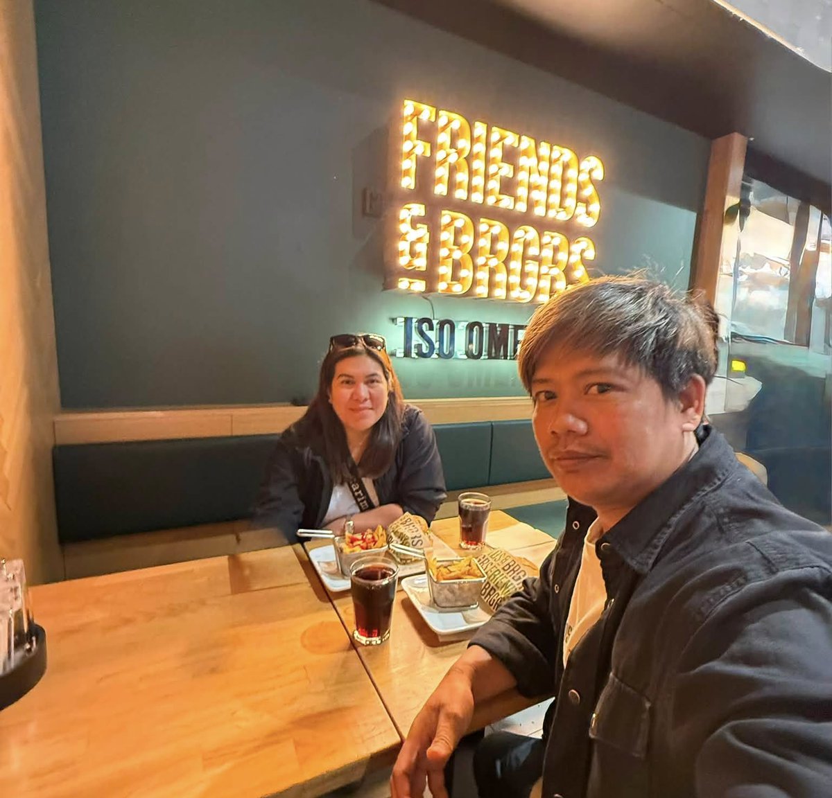 22Maku's tweet photo. SaturdaysOut
Friends&amp;Burger Ana https://t.co/oSiAw0Fp0y
