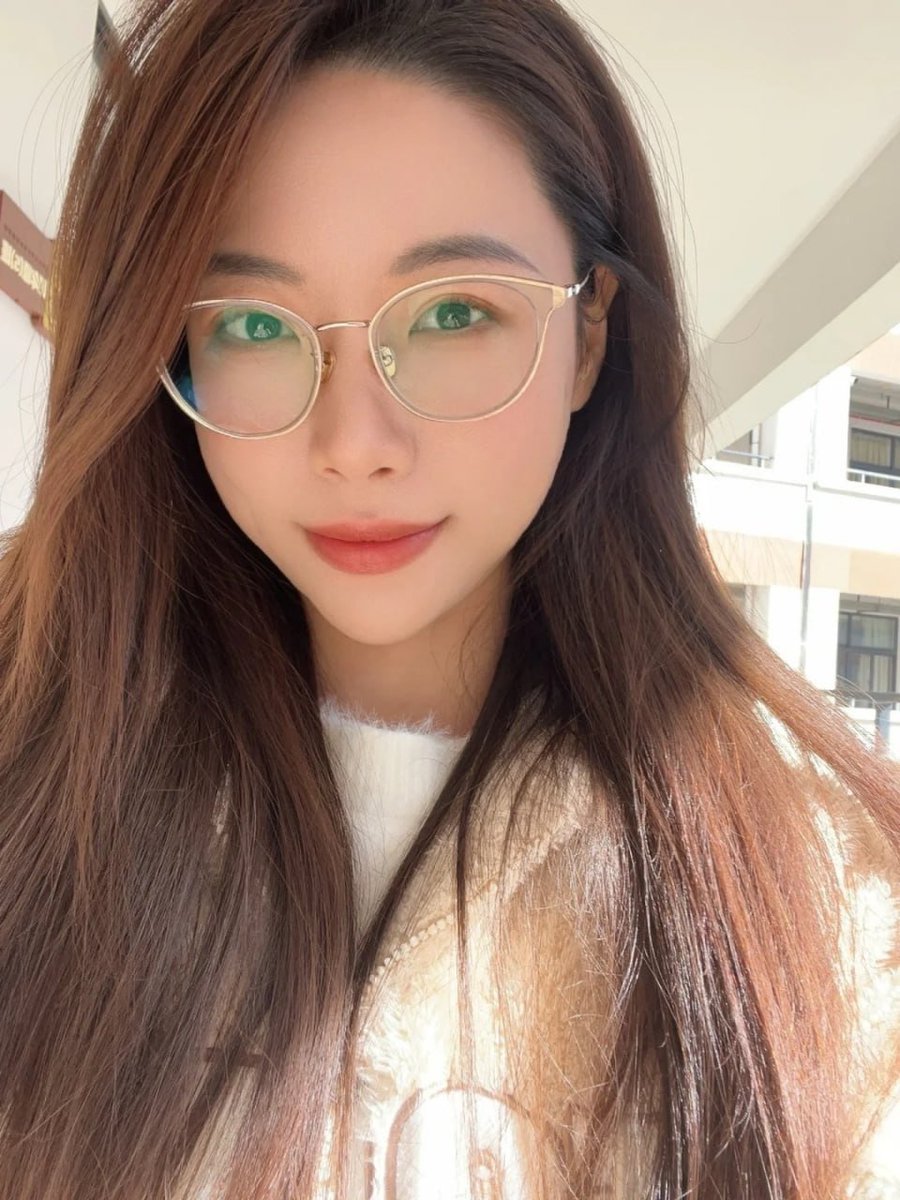 75Nivek's tweet photo. 今天内裤是珍珠串的。在教室里来回走，珍珠一颗颗碾着最敏感的那地方。
上课时湿得一塌糊涂。
偶尔转身裙摆还掀起一角，珍珠链若隐若现挂在臀后。
不知道有没有被学生们看到。
那种“随时会被发现”的感觉，其实比高潮还让人上头。
有那么一刹那间竟然想被按在楼梯间，让那串珠子被人亲手扯下来...... https://t.co/5pLwwqlFr8