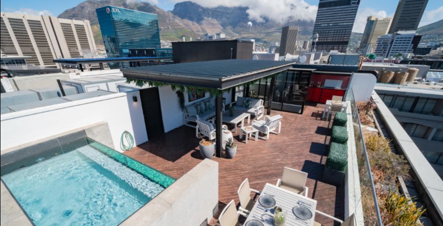 CrayfishLodge's tweet photo. Harbour light from the rooftop at The Onyx.
Adults-only penthouse in Cape Town.
https://t.co/DwkEBQJm5A https://t.co/CbJa3j5njS