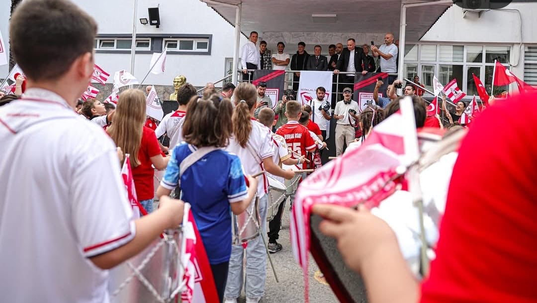samsunmem's tweet photo. Müdürlüğümüz ve Samsunspor iş birliğinde hayata geçirilen “Bu Şehrin Çocukları Samsunsporludur” projesi kapsamında, Samsunspor Yönetimi tarafından ilimiz genelinde 35 bin öğrencimize defter ve kalem hediye edildi. 📚✏️

Çocuklarımızın eğitim yolculuğuna anlamlı bir katkı sunan bu güzel iş birliği için Samsunspor Yönetimi’ne teşekkür ediyoruz. ❤️🤍
