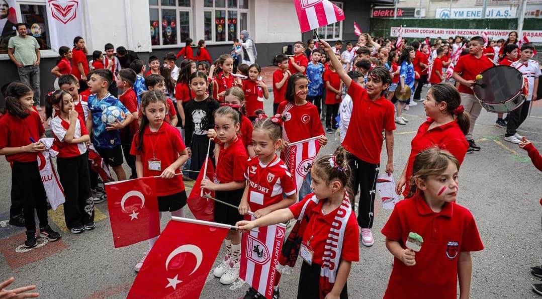 samsunmem's tweet photo. Müdürlüğümüz ve Samsunspor iş birliğinde hayata geçirilen “Bu Şehrin Çocukları Samsunsporludur” projesi kapsamında, Samsunspor Yönetimi tarafından ilimiz genelinde 35 bin öğrencimize defter ve kalem hediye edildi. 📚✏️

Çocuklarımızın eğitim yolculuğuna anlamlı bir katkı sunan bu güzel iş birliği için Samsunspor Yönetimi’ne teşekkür ediyoruz. ❤️🤍