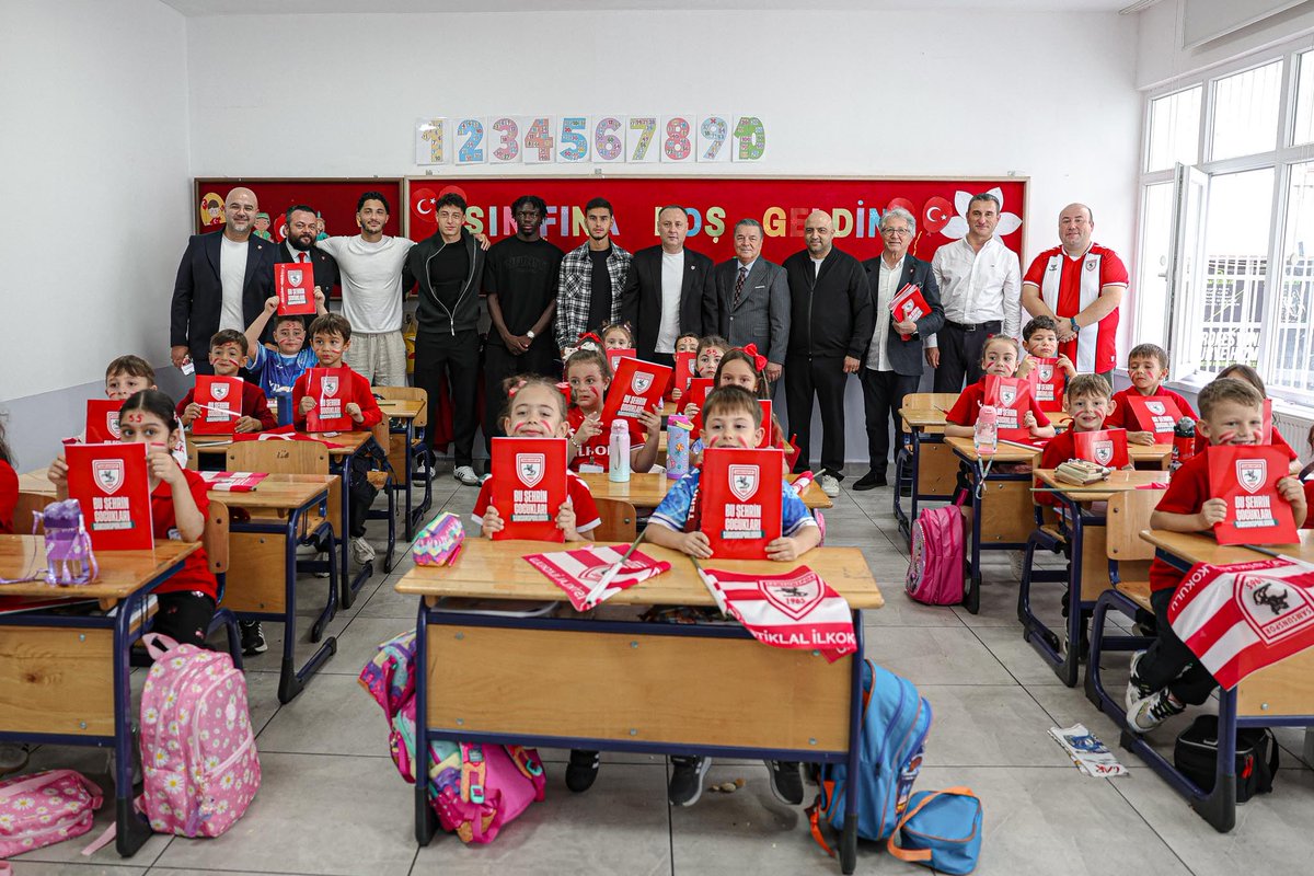 samsunmem's tweet photo. Müdürlüğümüz ve Samsunspor iş birliğinde hayata geçirilen “Bu Şehrin Çocukları Samsunsporludur” projesi kapsamında, Samsunspor Yönetimi tarafından ilimiz genelinde 35 bin öğrencimize defter ve kalem hediye edildi. 📚✏️

Çocuklarımızın eğitim yolculuğuna anlamlı bir katkı sunan bu güzel iş birliği için Samsunspor Yönetimi’ne teşekkür ediyoruz. ❤️🤍