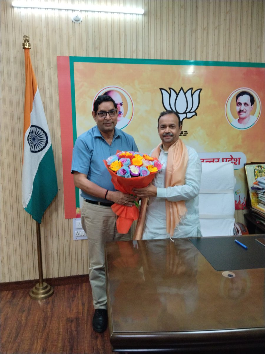 IFFCO_UP's tweet photo. माननीय सहकारिता राज्य मंत्री, उत्तर प्रदेश सरकार श्री @JPSRathoreBJP जी को ‘मुख्यमंत्री कृषक समृद्धि योजना’ के प्रभावी क्रियान्वयन की दिशा में महत्वपूर्ण पहल के लिए हार्दिक बधाई एवं शुभकामनाएँ।
इस योजना के ���ंतर्गत प्रदेश के लघु एवं सीमांत किसानों को ₹6 लाख तक का दीर्घकालीन ऋण 6% रियायती वार्षिक ब्याज दर पर उपलब्ध कराया जाना प्रस्तावित है। राज्य सरकार द्वारा ब्याज अनुदान का प्रावधान भी किया गया है।
यह पहल किसानों को दीर्घकालीन कृषि निवेश, आत्मनिर्भरता तथा ग्रामीण अर्थव्यवस्था को सुदृढ़ करने में सहायक होगी।

किसान हित और सहकारिता के माध्यम से समृद्ध उत्तर प्रदेश की दिशा में यह एक महत्वपूर्ण कदम है। 
हार्दिक बधाई एवं शुभकामनाएँ, माननीय ��ंत्री जी।
@IFFCOCropSolns @Iffco_Yatendra @iffcoyogendra @jdabureau @IFFCO_Coop @BharatUrvarak