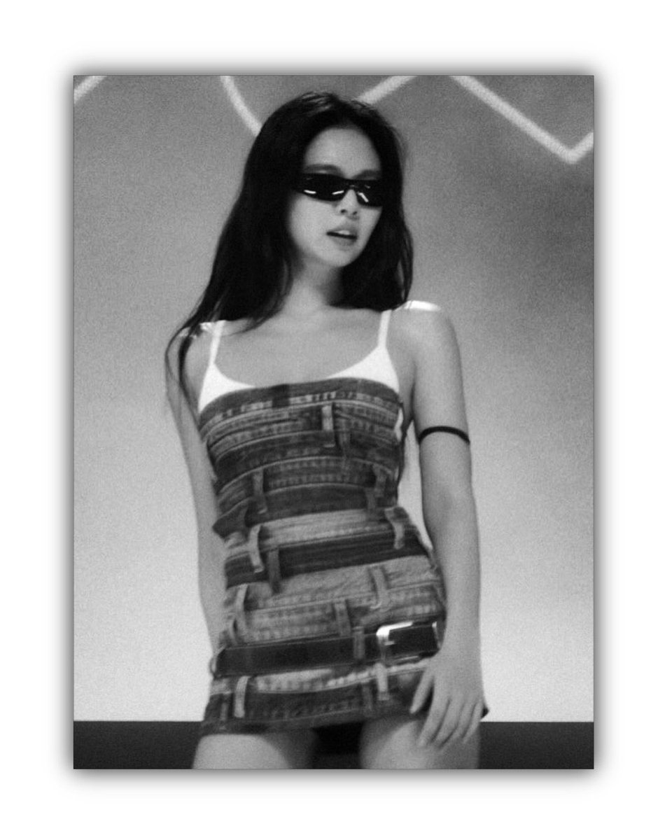 JENNIElte's tweet photo. long chains swing like secret spells #blackpink https://t.co/AyOCU2uhfM