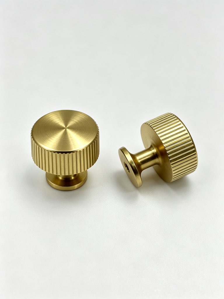 HengeHardware's tweet photo. Level‑up your furniture with zinc alloy knurled knobs 🪑
Brushed gold finish | non‑slip knurled texture | durable zinc alloy build
It’s the tiny detail that elevates your whole home style.

#FurnitureHardware #CabinetHardware #HomeRenovation #Knobs https://t.co/EGmGk3ABLp