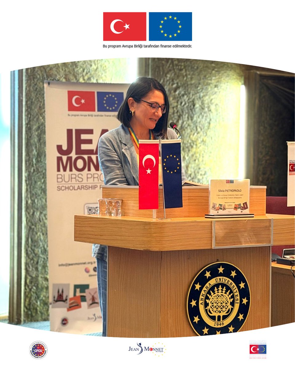 jeanmonnetbursu's tweet photo. 2027–2028 Akademik Yılı Ankara Bilgilendirme Günü, 15 Eylül 2026 tarihinde gerçekleştirildi!

Yoğun ilgi gören etkinliğimiz, Avrupa Birliği Başkanlığı Mali İşbirliği ve Proje Uygulama Genel Müdürü Sn. Bülent Özcan, Avrupa Birliği Türkiye Delegasyonu İnsani ve Sosyal Kalkınma Takım Lideri Sn. Silvia Pietropaolo ve Merkezi Finans ve İhale Birimi Başkanı Sn. Barbaros Murat Köse’nin açılış konuşmalarıyla başladı.

Programın ikinci bölümünde, AB İşleri Uzmanı Sn. Yeliz Turan ve Merkezi Finans ve İhale Birimi İhale Yöneticisi Sn. Ayşenur Başay tarafından gerçekleştirilen sunumlarda, Jean Monnet Burs Programı 2027–2028 akademik yılı başvuru sürecine ilişkin önemli bilgiler ve başvuru sürecinde dikkat edilmesi gereken hususlar adaylarla paylaşıldı.
Programın son bölümünde gerçekleştirilen Soru & Cevap oturumunda ise bursiyer adaylarının merak ettiği sorular yanıtlandı.

Etkinliğimize katılarak heyecanımıza ortak olan tüm bursiyer adaylarımıza teşekkür ediyor, Jean Monnet Burs Programı yolculuklarında kendilerine başarılar diliyoruz. 🇪🇺

📌 Jean Monnet Burs Programı için son başvuru tarihi: 27 Ekim 2026!
