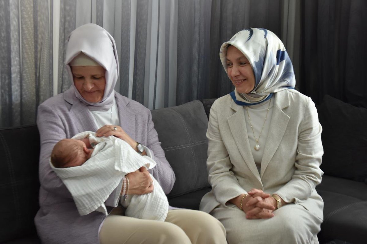 meryemgoka's tweet photo. 📍 Konya

Sağlık Bakanlığımızın “Her Gebeye Bir Ebe” projesi kapsamında, Konya İl Sağlık Müdürlüğü Halk Sağlığı Hizmetleri Başkan Yardımcısı Dr. Saliha Acar ve kıymetli koordinatör ebelerimizle birlikte lohusa annelerimizi ziyaret ettik. 🤱

#TürkiyeYüzyılı’nın güçlü sağlık vizyonuyla; anne ve bebek sağlığını merkeze alan, koruyucu sağlık hizmetlerini güçlendiren ve sağlık hizmetlerine erişimi daha da kolaylaştıran çalışmalarımızı kararlılıkla sürdürüyoruz.

Gebelikten doğuma, doğumdan lohusalığa uzanan süreçte annelerimizin yanında olan ebelerimizle; sağlıklı anneler, sağlıklı nesiller ve güçlü bir gelecek için çalışmaya devam ediyoruz. 🇹🇷

@saglikbakanligi @konyailsaglik
@drmemisoglu @halksagligigm
@Akparti @AKKADINGM @aktanitimkonya