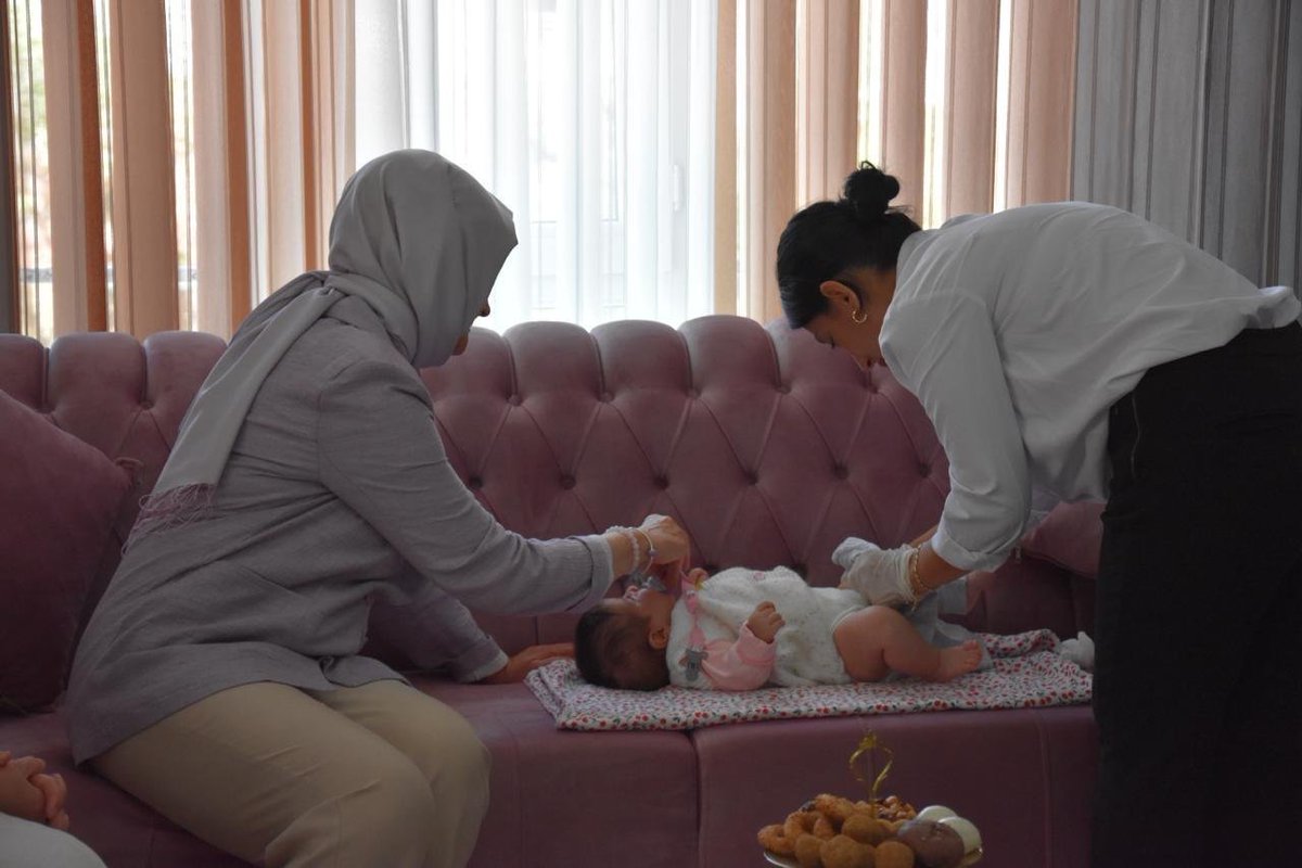 meryemgoka's tweet photo. 📍 Konya

Sağlık Bakanlığımızın “Her Gebeye Bir Ebe” projesi kapsamında, Konya İl Sağlık Müdürlüğü Halk Sağlığı Hizmetleri Başkan Yardımcısı Dr. Saliha Acar ve kıymetli koordinatör ebelerimizle birlikte lohusa annelerimizi ziyaret ettik. 🤱

#TürkiyeYüzyılı’nın güçlü sağlık vizyonuyla; anne ve bebek sağlığını merkeze alan, koruyucu sağlık hizmetlerini güçlendiren ve sağlık hizmetlerine erişimi daha da kolaylaştıran çalışmalarımızı kararlılıkla sürdürüyoruz.

Gebelikten doğuma, doğumdan lohusalığa uzanan süreçte annelerimizin yanında olan ebelerimizle; sağlıklı anneler, sağlıklı nesiller ve güçlü bir gelecek için çalışmaya devam ediyoruz. 🇹🇷

@saglikbakanligi @konyailsaglik
@drmemisoglu @halksagligigm
@Akparti @AKKADINGM @aktanitimkonya