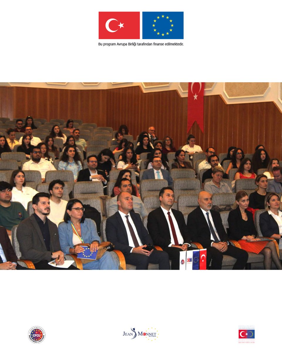 jeanmonnetbursu's tweet photo. 2027–2028 Akademik Yılı Ankara Bilgilendirme Günü, 15 Eylül 2026 tarihinde gerçekleştirildi!

Yoğun ilgi gören etkinliğimiz, Avrupa Birliği Başkanlığı Mali İşbirliği ve Proje Uygulama Genel Müdürü Sn. Bülent Özcan, Avrupa Birliği Türkiye Delegasyonu İnsani ve Sosyal Kalkınma Takım Lideri Sn. Silvia Pietropaolo ve Merkezi Finans ve İhale Birimi Başkanı Sn. Barbaros Murat Köse’nin açılış konuşmalarıyla başladı.

Programın ikinci bölümünde, AB İşleri Uzmanı Sn. Yeliz Turan ve Merkezi Finans ve İhale Birimi İhale Yöneticisi Sn. Ayşenur Başay tarafından gerçekleştirilen sunumlarda, Jean Monnet Burs Programı 2027–2028 akademik yılı başvuru sürecine ilişkin önemli bilgiler ve başvuru sürecinde dikkat edilmesi gereken hususlar adaylarla paylaşıldı.
Programın son bölümünde gerçekleştirilen Soru & Cevap oturumunda ise bursiyer adaylarının merak ettiği sorular yanıtlandı.

Etkinliğimize katılarak heyecanımıza ortak olan tüm bursiyer adaylarımıza teşekkür ediyor, Jean Monnet Burs Programı yolculuklarında kendilerine başarılar diliyoruz. 🇪🇺

📌 Jean Monnet Burs Programı için son başvuru tarihi: 27 Ekim 2026!