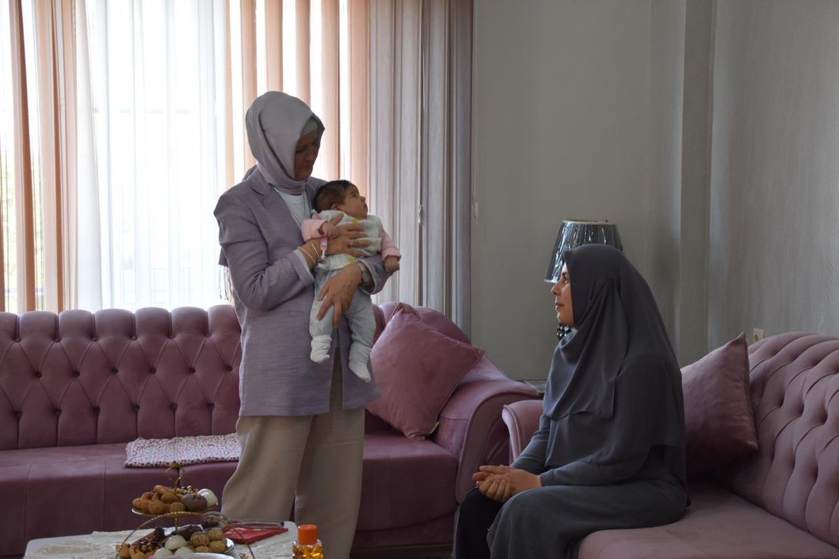 meryemgoka's tweet photo. 📍 Konya

Sağlık Bakanlığımızın “Her Gebeye Bir Ebe” projesi kapsamında, Konya İl Sağlık Müdürlüğü Halk Sağlığı Hizmetleri Başkan Yardımcısı Dr. Saliha Acar ve kıymetli koordinatör ebelerimizle birlikte lohusa annelerimizi ziyaret ettik. 🤱

#TürkiyeYüzyılı’nın güçlü sağlık vizyonuyla; anne ve bebek sağlığını merkeze alan, koruyucu sağlık hizmetlerini güçlendiren ve sağlık hizmetlerine erişimi daha da kolaylaştıran çalışmalarımızı kararlılıkla sürdürüyoruz.

Gebelikten doğuma, doğumdan lohusalığa uzanan süreçte annelerimizin yanında olan ebelerimizle; sağlıklı anneler, sağlıklı nesiller ve güçlü bir gelecek için çalışmaya devam ediyoruz. 🇹🇷

@saglikbakanligi @konyailsaglik
@drmemisoglu @halksagligigm
@Akparti @AKKADINGM @aktanitimkonya