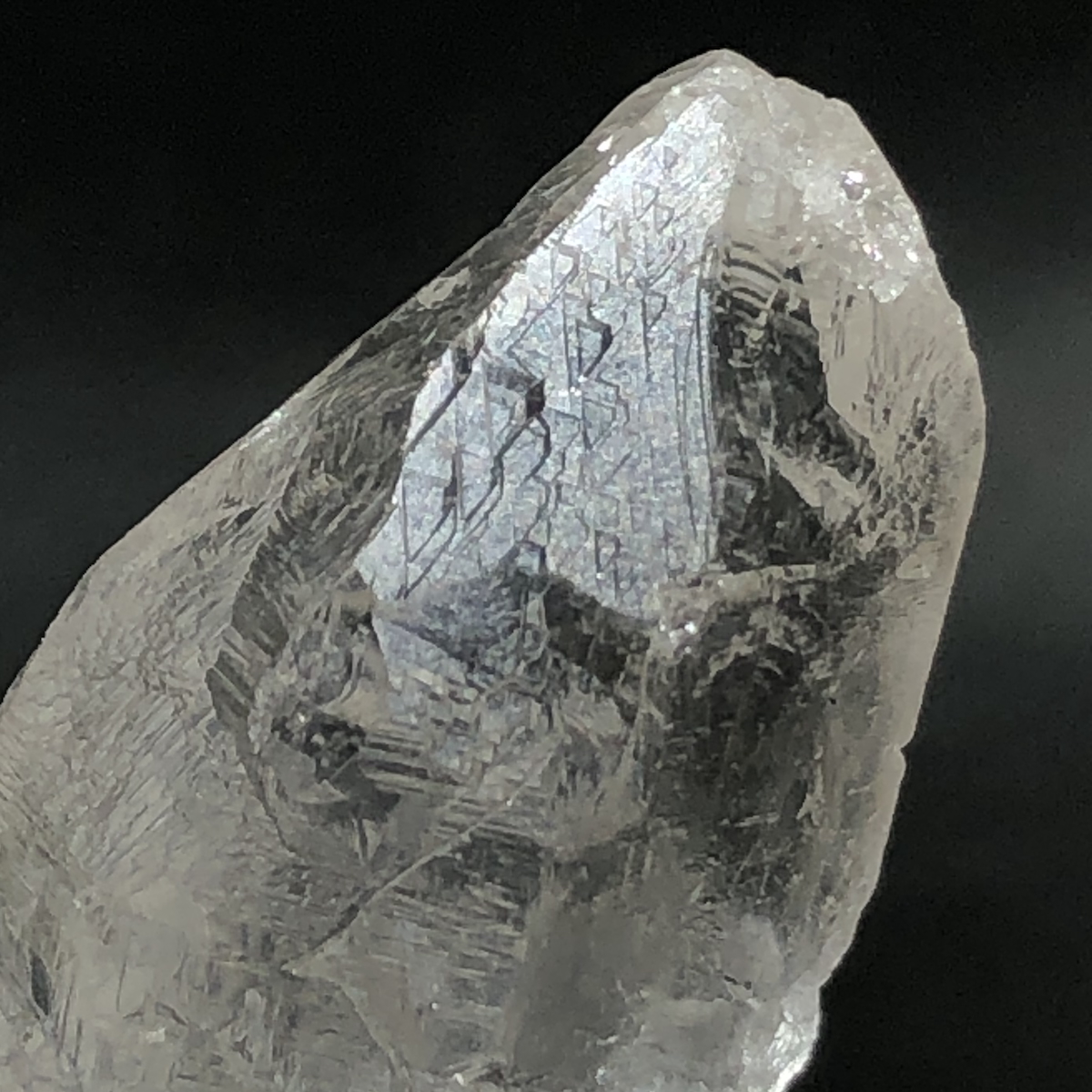 Crystal_Studio1's tweet photo. Yahoo!オークションに、ブラジル・ミナスジェライス州グラオン・モゴル産水晶を出品しました。
下向き三角形がいくつも見えます。
ヒーリングでは、トライゴーニックと呼び、変化の節目、深い記憶に触れるための記号と語られています。
▼商品ページ

https://t.co/NoHtDQHlXZ
#水晶 #天然石 #鉱物 https://t.co/pUtIhVLeix