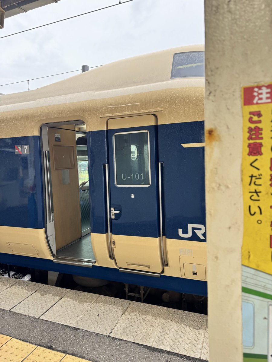 HisachanE7's tweet photo. この前、酒田からの帰りに新潟駅でE7系を撮影しようと思って、乗り換え時間を1時間以上空けていたんだけど……📸🚄

雨の影響で「いなほ」が約1時間遅延☔️💦
結局、E7系の撮影はできず😭

でも、乗り換え時間を1時間以上取っていたおかげで、予定していた新幹線にはギリギリ乗れました😅

撮影のために空けた1時間が、まさか乗り換え時間として役立つとは🤣
