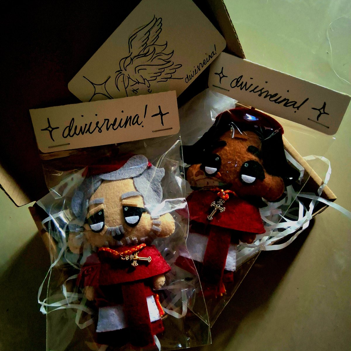RECHEN0V's tweet photo. look what arrived in the mail today 😭✨️
( made by @divisreina, thanks sis aaaaaaa theyre so pretty they're one apple tall omg 😂😭💖) https://t.co/gqKsfPrNDN