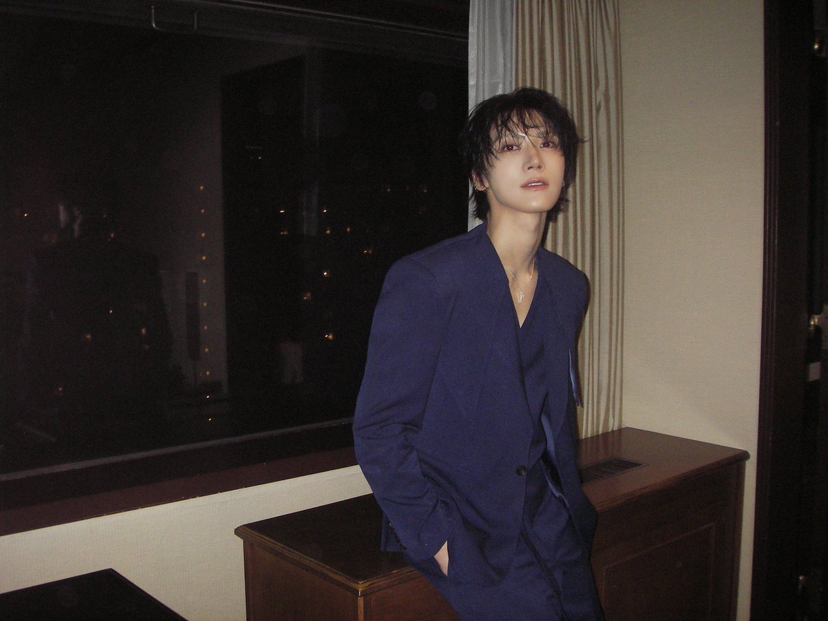 _ten10ten_'s tweet photo. 自分の中でテンさんがもしツアーに参加してたら、今回のツアービジュが左で公演中のホストみたいな衣装が右だって言い聞かせてる https://t.co/1TKUFx7lgv