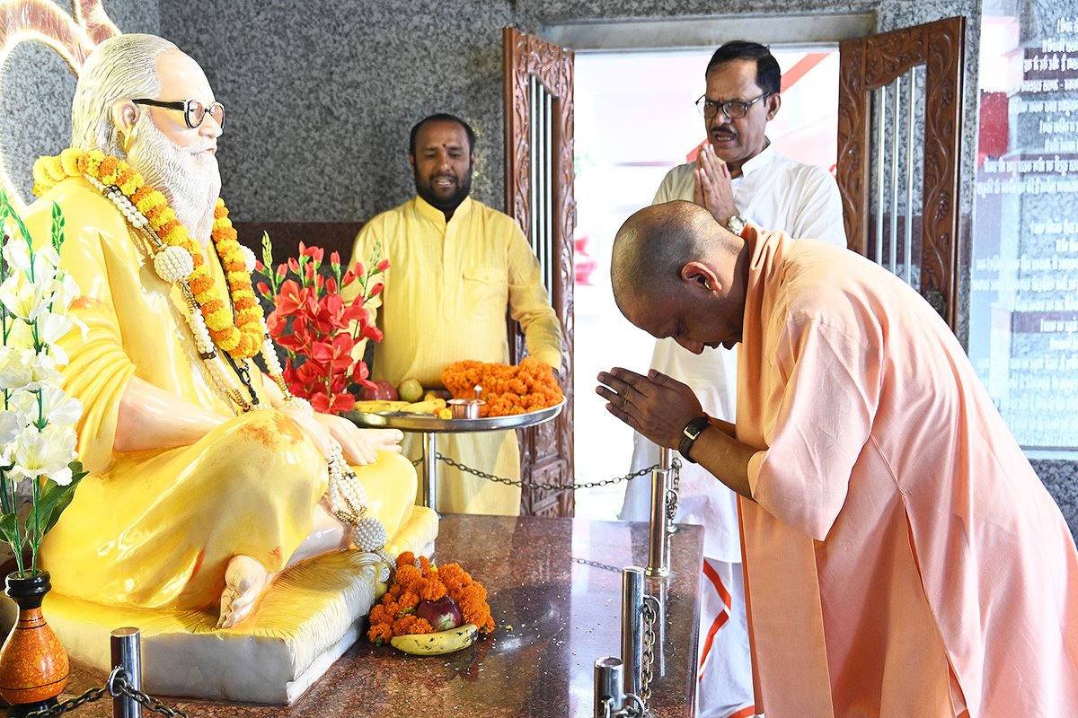 GorakhnathMndr's tweet photo. गोरक्षपीठाधीश्वर, महंत श्री @myogiadityanath जी महाराज ने आज श्री गोरखनाथ मंदिर में शिवावतारी महायोगी गुरु श्री गोरखनाथ जी के दर्शन-पूजन कर सभी के कल्याण हेतु प्रार्थना की।

महाराज जी ने अपने पूज्य गुरुदेव राष्ट्रसंत ब्रह्मलीन महंत अवेद्यनाथ जी महाराज के समाधि स्थल पर पुष्पांजलि भी अर्पित की।