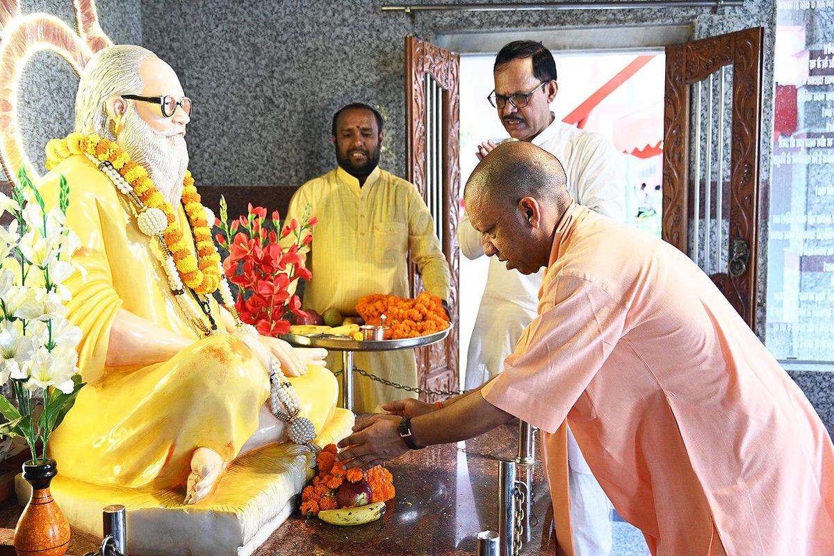 GorakhnathMndr's tweet photo. गोरक्षपीठाधीश्वर, महंत श्री @myogiadityanath जी महाराज ने आज श्री गोरखनाथ मंदिर में शिवावतारी महायोगी गुरु श्री गोरखनाथ जी के दर्शन-पूजन कर सभी के कल्याण हेतु प्रार्थना की।

महाराज जी ने अपने पूज्य गुरुदेव राष्ट्रसंत ब्रह्मलीन महंत अवेद्यनाथ जी महाराज के समाधि स्थल पर पुष्पांजलि भी अर्पित की।