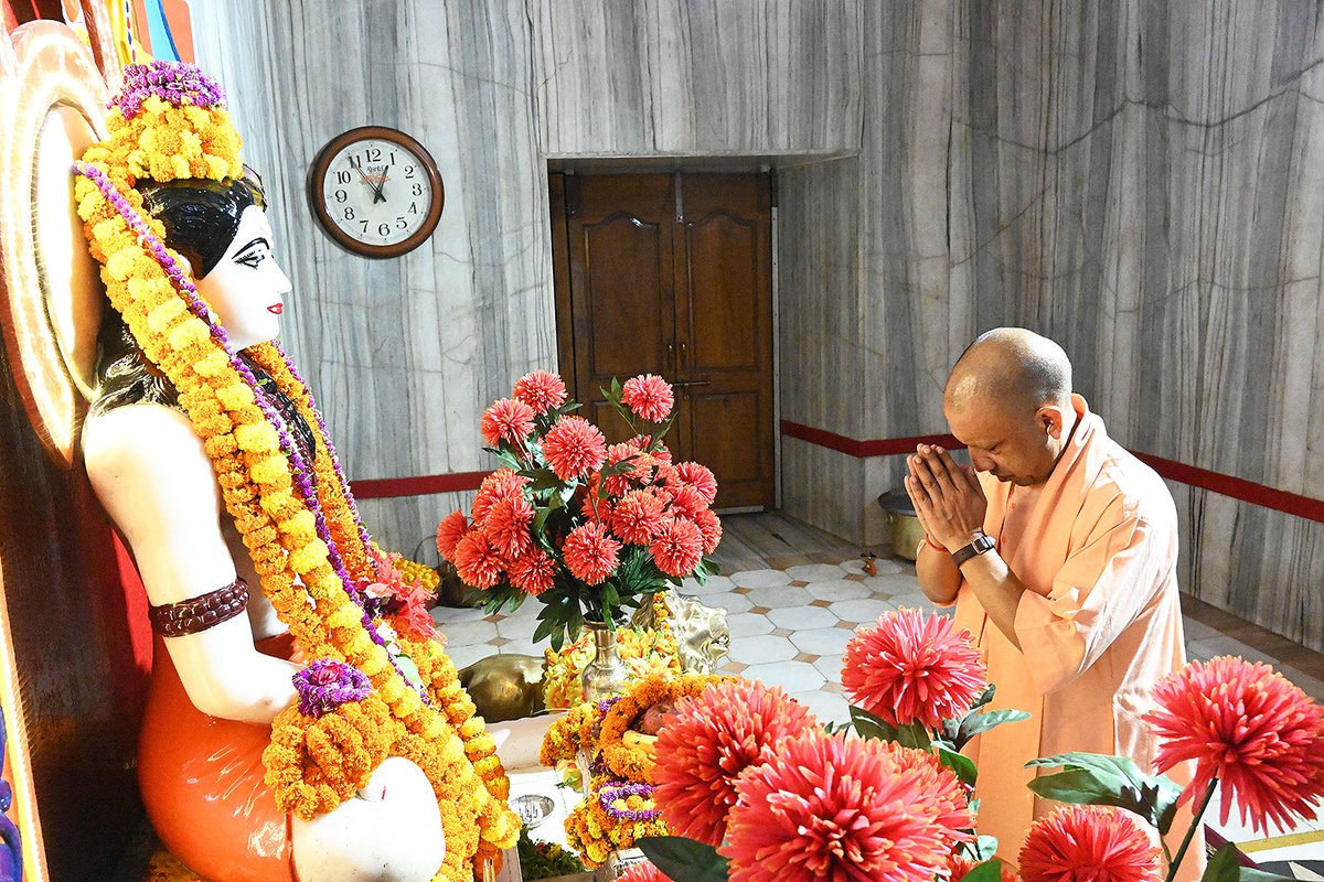 GorakhnathMndr's tweet photo. गोरक्षपीठाधीश्वर, महंत श्री @myogiadityanath जी महाराज ने आज श्री गोरखनाथ मंदिर में शिवावतारी महायोगी गुरु श्री गोरखनाथ जी के दर्शन-पूजन कर सभी के कल्याण हेतु प्रार्थना की।

महाराज जी ने अपने पूज्य गुरुदेव राष्ट्रसंत ब्रह्मलीन महंत अवेद्यनाथ जी महाराज के समाधि स्थल पर पुष्पांजलि भी अर्पित की।