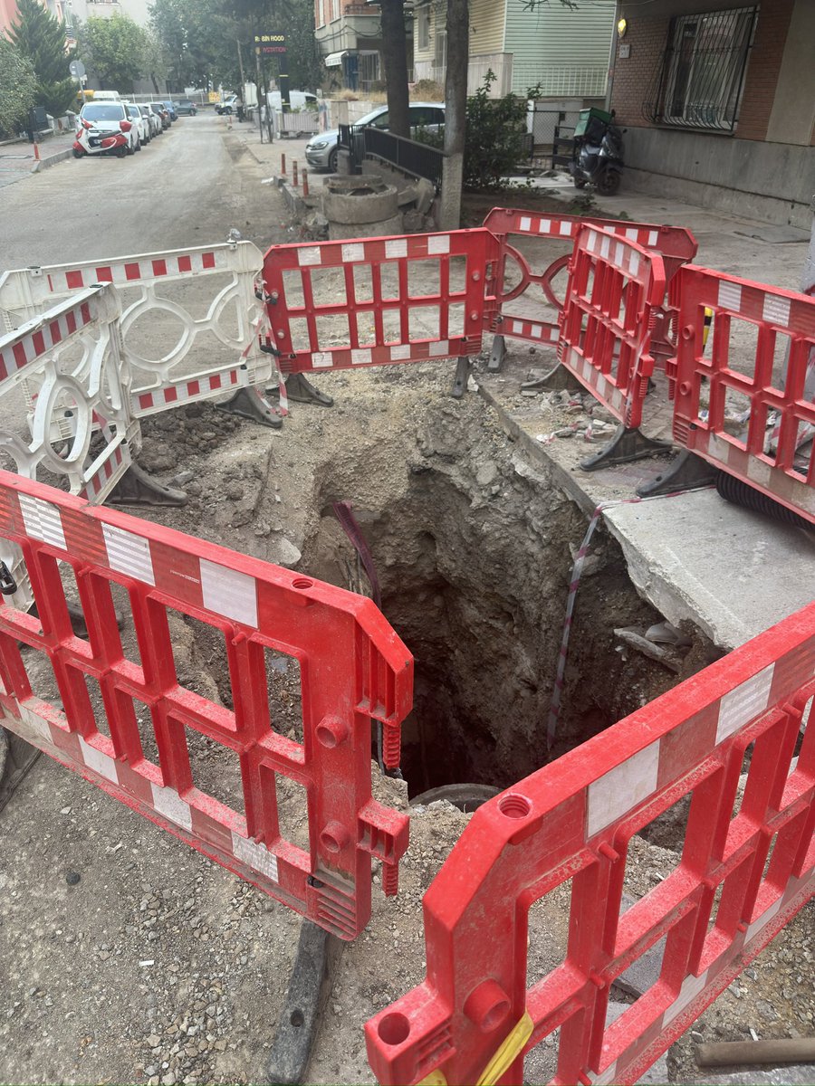 qsmanyildiz's tweet photo. @mavimasa Erzurum mahallesi Eceabat sokak üzerinde açılan bu derin kazı çukuru günlerdir üstü açık şekilde duruyor. Hem yaya geçişini engelliyor hem de çocuklar ve yaşlılar için hayati tehlike saçıyor! Acilen kapatılmasını ve alanın düzeltilmesini talep ediyoruz. ⚠️ https://t.co/yhqAu2k90i