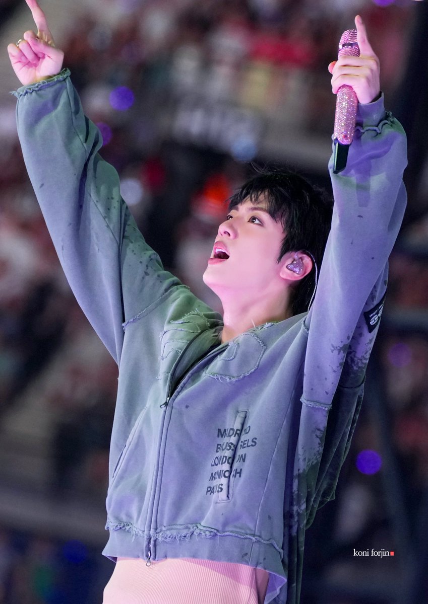 btsforever1207's tweet photo. 260718 BTS ARIRANG Paris HD  

#BTS_WORLDTOUR_ARIRANG #방탄소년단진 #JIN #진 #BTS_ARİRANG_Paris https://t.co/GkyIUIiO0t