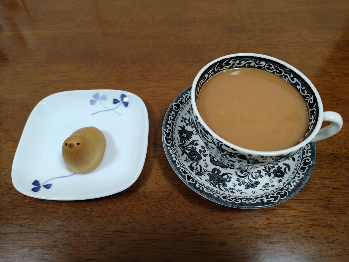 QuQ_mie's tweet photo. 午後お茶、#PGtips オリジナル アーモンドミルクティー(アーモンド効果砂糖不使用+トップバリュアーモンドミルク砂糖不使用) #ひよ子 と供に アーモンドミルクはアーモンド効果よりトップバリュの方が好きかもです😌 あと今の淹れ方だとお茶は5分蒸らしより3分蒸らしの方がいいかも😌 #茶好連 https://t.co/lmiEhNQQyx