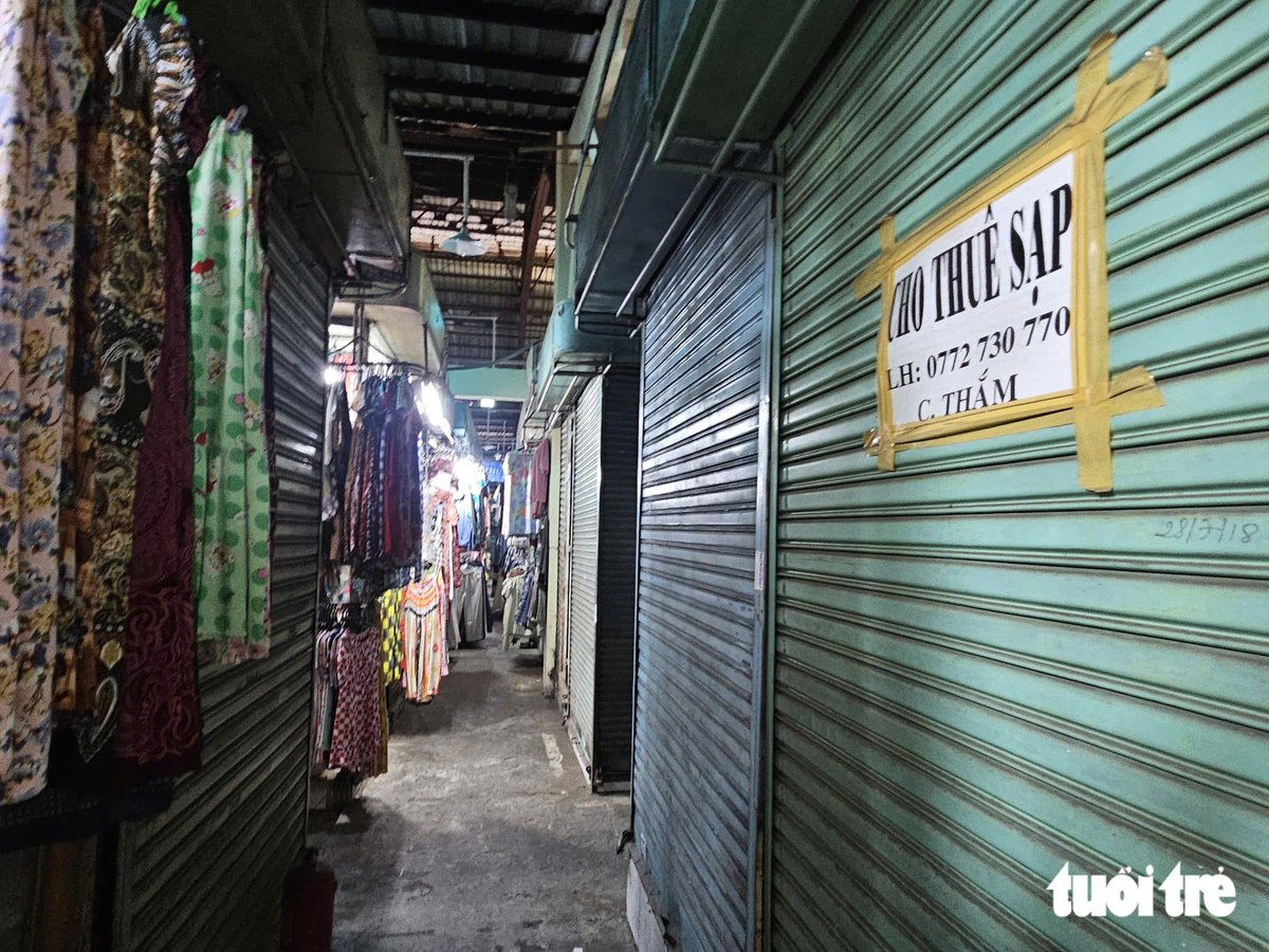 VietNewsGateway's tweet photo. Opening their stalls for two or three days without making a single sale has become normal for many vendors at traditional markets in Ho Chi Minh City.

Details: https://t.co/Nf2WwCecsG https://t.co/rk0jPpngAB