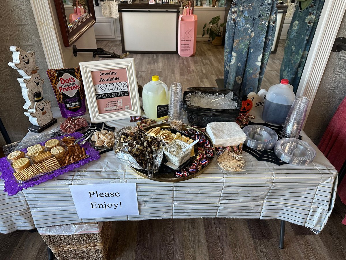 WillowNarcblm's tweet photo. 🧹 Gather your besties and dust off those witchy hats! Witches Night is brewing tonight from 5:00–8:00pm at The Market Square. Indulge in delicious treats, soak up the mystical atmosphere, shop, and laugh under the moonlight with your favorite https://t.co/vQ4lt5jAea