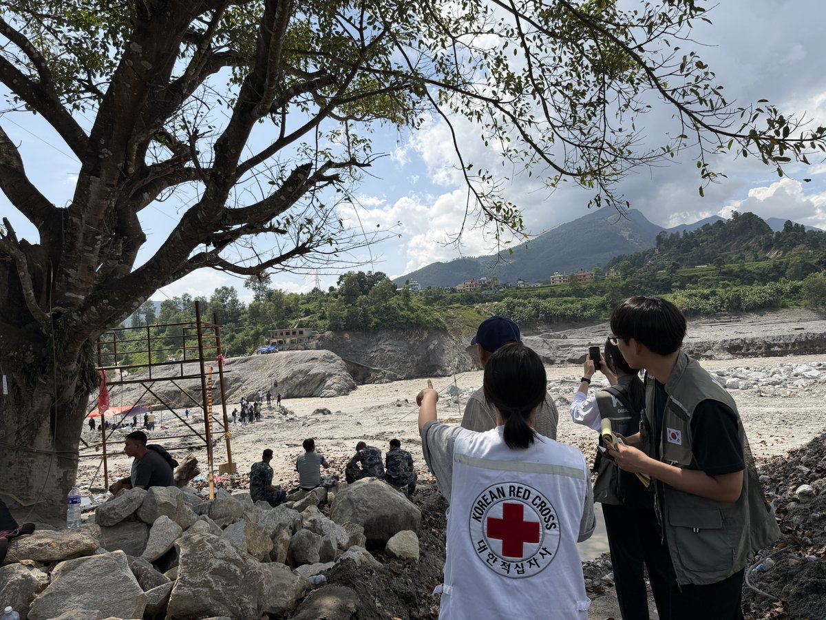 KoreanRC_eng's tweet photo. 🇳🇵 대한적십자사는 대한민국 해외긴급구호대(KDRT) 2진과 함께 네팔 홍수 피해지역에서 구호활동을 이어가고 있습니다.

네팔 현지에 사전 비축해 둔 담요, 방수포, 매트리스, 위생키트 등 구호물품을 전달하며 피해 주민들의 일상 회복을 지원했습니다.

🤝 대한적십자사는 앞으로도 피해 지역 주민들과 함께하며 긴급구호와 회복을 위한 인도적 지원을 이어가겠습니다.

📰 https://t.co/bIRee82bV6
📷 대한적십자사

@NepalRedCross 
@MOFAkr_eng