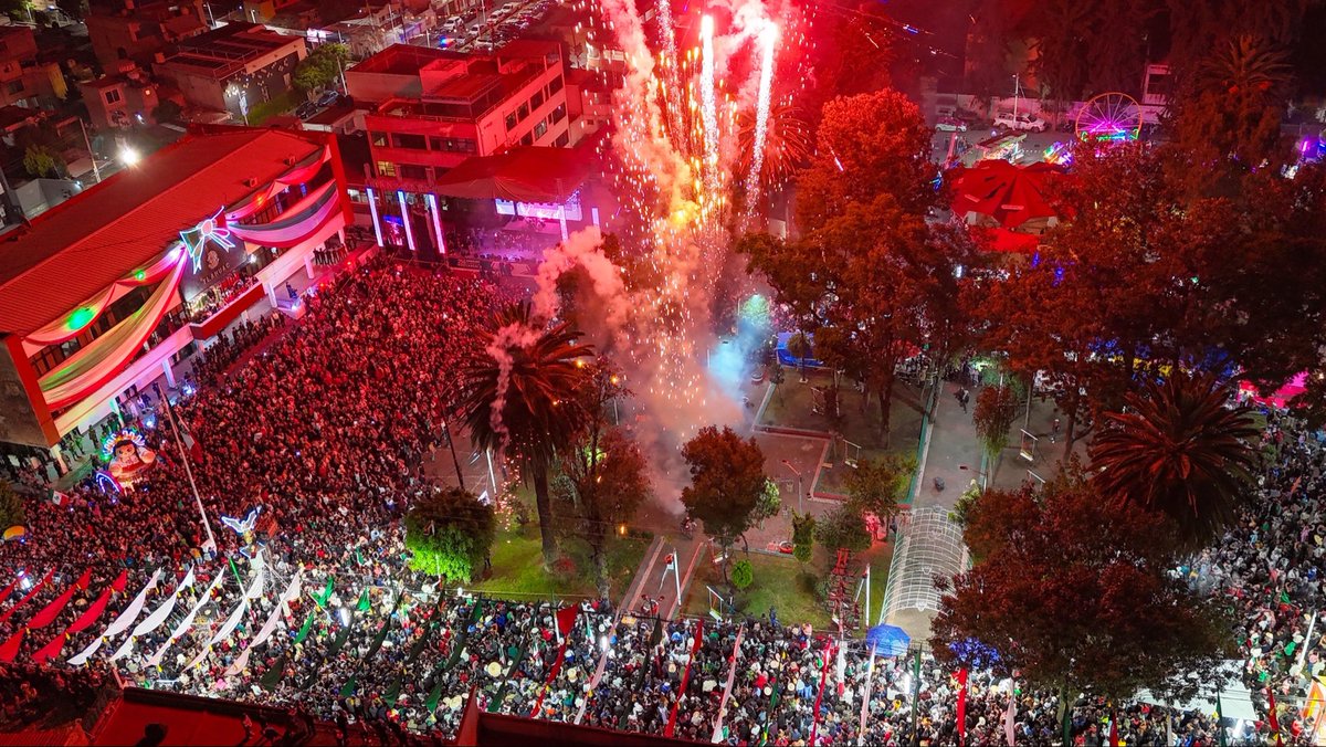 bereheca's tweet photo. 🇲🇽✨ Una noche que quedará en el corazón de Tláhuac.

Así vivimos nuestras Fiestas Patrias: con alegría, emoción y el orgullo de celebrar juntos nuestras raíces, nuestra historia y el amor por México. ❤️🤍💚

Miles de voces se unieron en un mismo sentimiento para gritar con fuerza:

¡Viva la Independencia!
¡Viva Tláhuac!
¡Viva México! 🇲🇽❤️

Gracias a todas las familias que hicieron de esta noche una celebración inolvidable.

¡Felices Fiestas Patrias! ✨🇲🇽

#Tláhuac #FiestasPatrias #GritoDeIndependencia #VivaMéxico