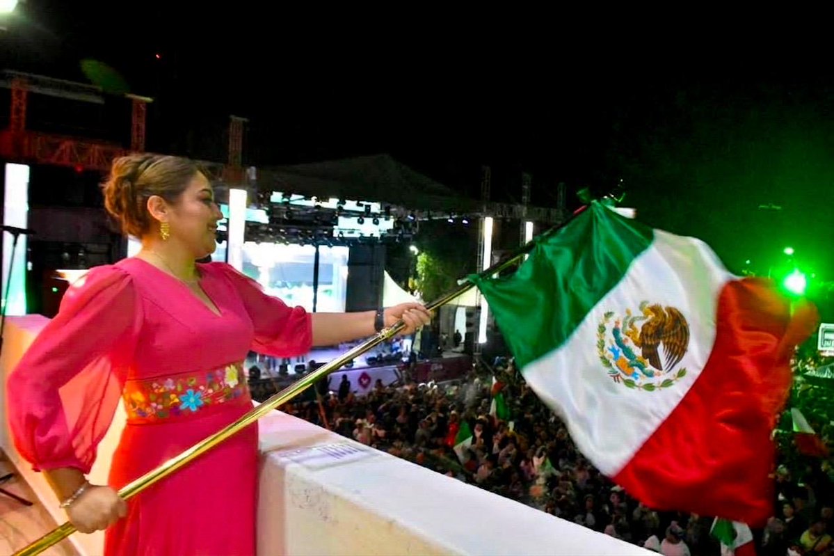 bereheca's tweet photo. 🇲🇽✨ Una noche que quedará en el corazón de Tláhuac.

Así vivimos nuestras Fiestas Patrias: con alegría, emoción y el orgullo de celebrar juntos nuestras raíces, nuestra historia y el amor por México. ❤️🤍💚

Miles de voces se unieron en un mismo sentimiento para gritar con fuerza:

¡Viva la Independencia!
¡Viva Tláhuac!
¡Viva México! 🇲🇽❤️

Gracias a todas las familias que hicieron de esta noche una celebración inolvidable.

¡Felices Fiestas Patrias! ✨🇲🇽

#Tláhuac #FiestasPatrias #GritoDeIndependencia #VivaMéxico