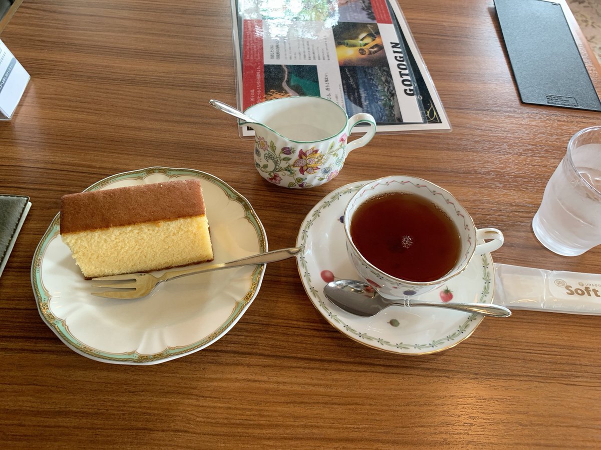 OnakahettaYS's tweet photo. 自由亭喫茶室 (長崎 グラバー園内)
カステラセット 1500円
セイロン紅茶 ストレートHOT
長崎県の名所グラバー園に訪れた際にいただきました。 本場のカステラは美味しいです😋
帰りの新幹線で坂本屋の角煮飯弁当を食べました🚄 https://t.co/rZv4v3iLeU