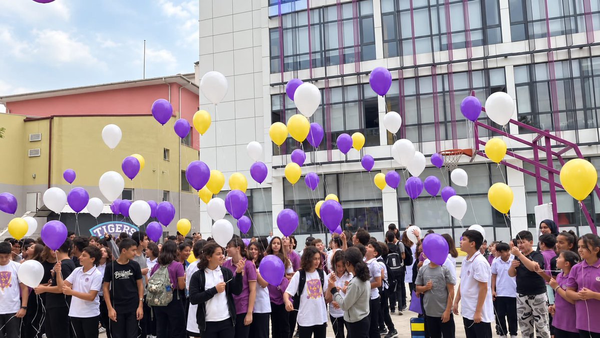 sakaryaugurokul's tweet photo. ✨ Geleceğe açılan yeni bir sayfa! 🎓
​2026-2027 Eğitim Öğretim Yılı öğrencilerimiz ve öğretmenlerimizin coşkulu katılımıyla gerçekleştirdik.
Düşünen, üreten ve ümitle geleceğe yürüyen bireyler yetiştirme hedefimizle yeni bir döneme hazırız. 
​#SakaryaUğurOkulları #Geleceğinizi https://t.co/7rS2u6ZVFn