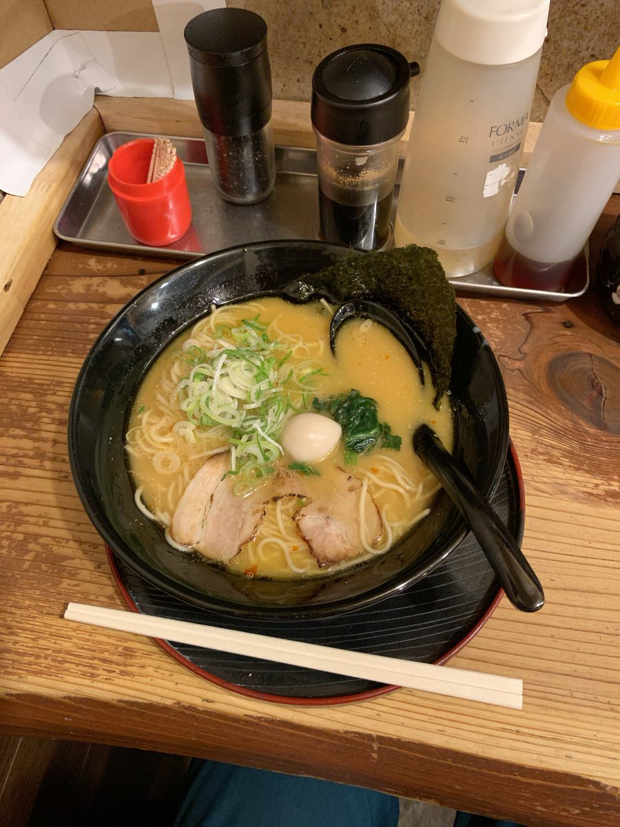 OnakahettaYS's tweet photo. 恭や 中洲本店 (福岡 中洲)
らーめん 830円 麺ふつう
ギョーザ 550円

中洲にあるラーメン屋さんで夜中に食事しました🍜 博多豚骨とはまた違う家系ラーメンですがとても美味しかったです︎︎👍🏻︎︎ https://t.co/3ktShugGBU