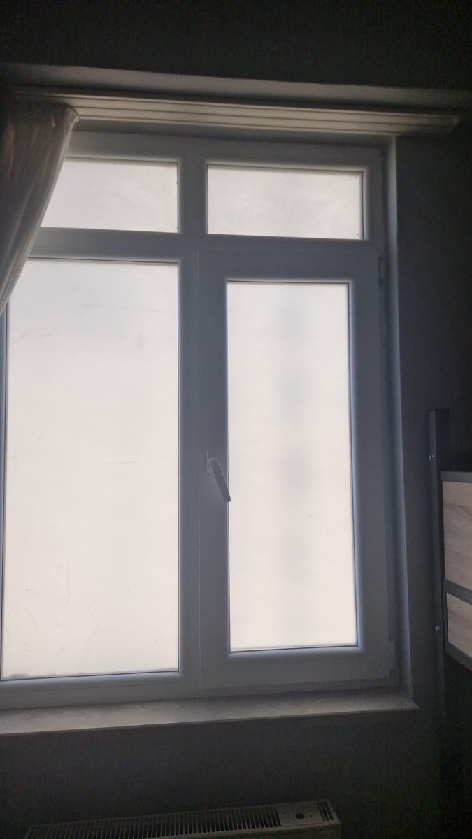 Kayazeu's tweet photo. Kyknın karşısında Tima Terace diye bi zengin apartmanı var diye, geçen dönem camları filmlerle kapattılar güneş dahi alamıyorduk

Şimdi de pencereleri açmayalım hepsine çocuk kilidi takmışlar, açılmıyor da anca özel anahtarıyla açılıyor
Bu yasal bir şey mi ?
@GSB_KYGM @GSBgenclik https://t.co/qEsF3QQZt0
