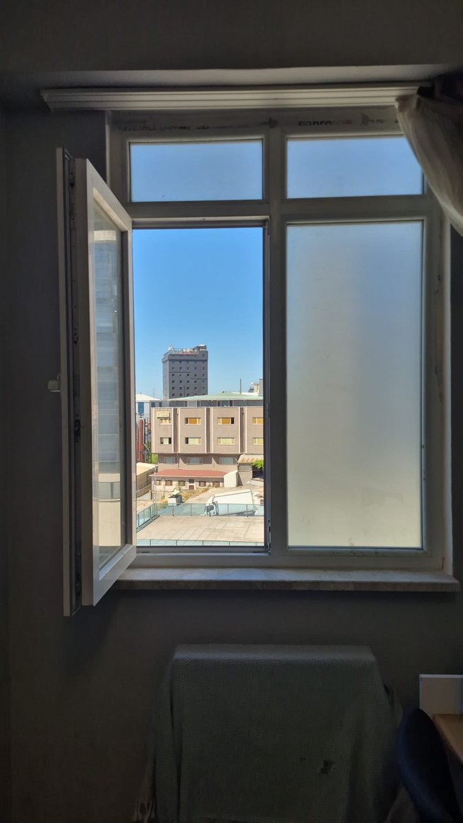 Kayazeu's tweet photo. Kyknın karşısında Tima Terace diye bi zengin apartmanı var diye, geçen dönem camları filmlerle kapattılar güneş dahi alamıyorduk

Şimdi de pencereleri açmayalım hepsine çocuk kilidi takmışlar, açılmıyor da anca özel anahtarıyla açılıyor
Bu yasal bir şey mi ?
@GSB_KYGM @GSBgenclik https://t.co/qEsF3QQZt0