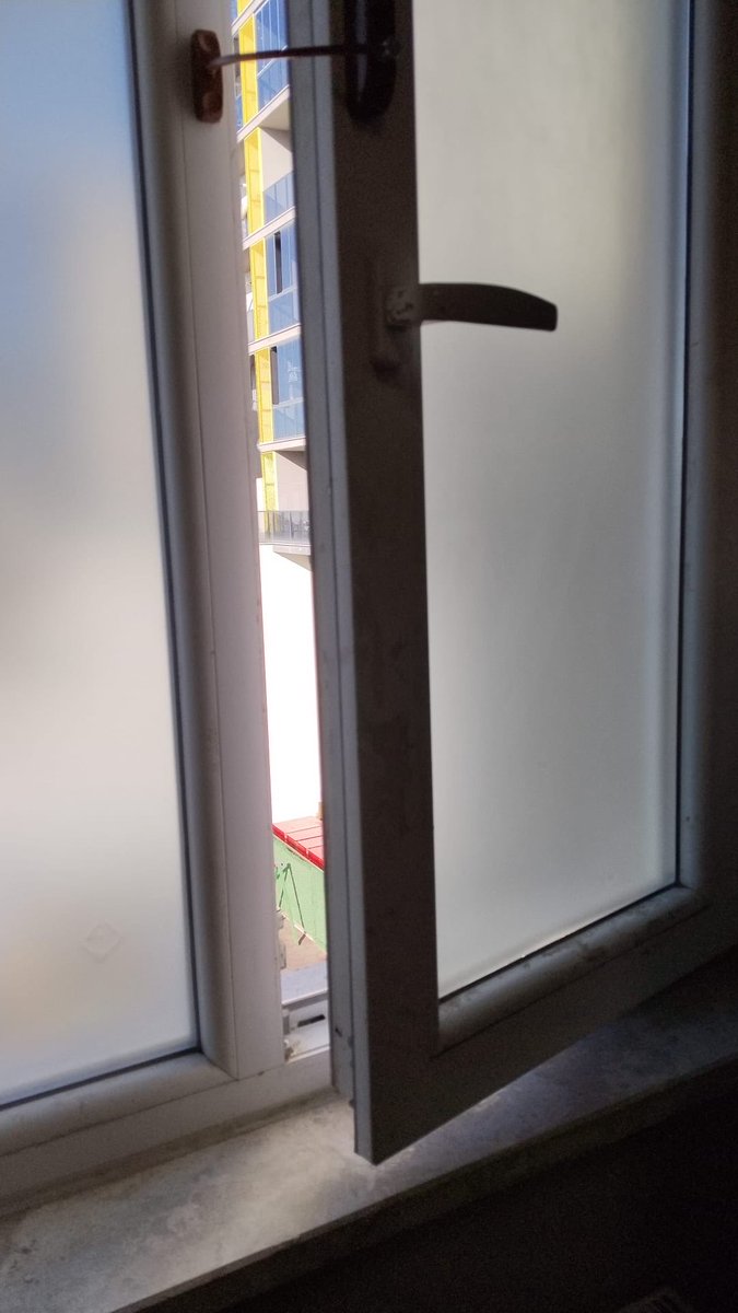 Kayazeu's tweet photo. Kyknın karşısında Tima Terace diye bi zengin apartmanı var diye, geçen dönem camları filmlerle kapattılar güneş dahi alamıyorduk

Şimdi de pencereleri açmayalım hepsine çocuk kilidi takmışlar, açılmıyor da anca özel anahtarıyla açılıyor
Bu yasal bir şey mi ?
@GSB_KYGM @GSBgenclik https://t.co/qEsF3QQZt0