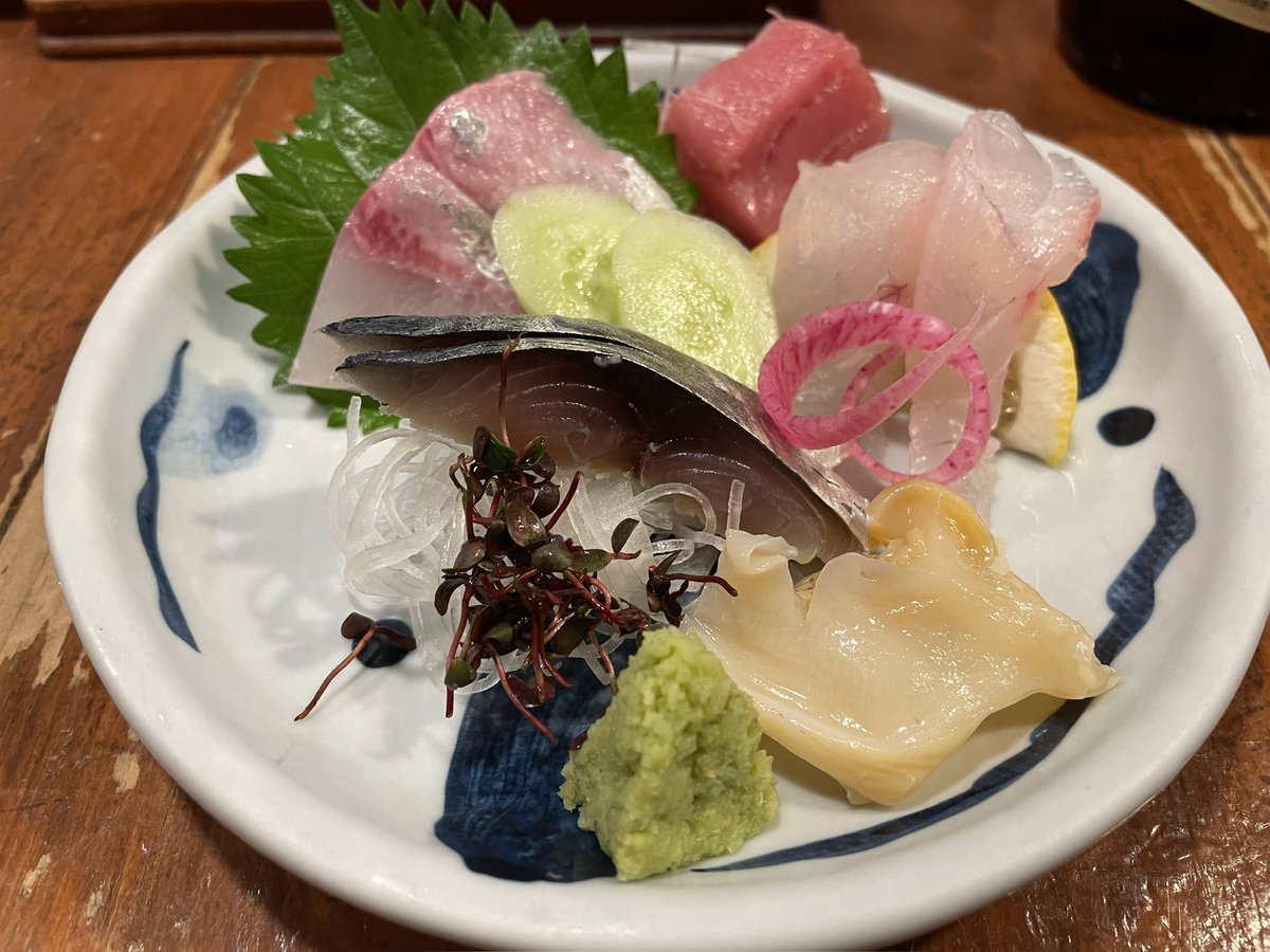 lunch_kun's tweet photo. 新潟グルメ
じゅんちゃん
4,150円

新潟駅近の人気店
平日でも予約必須な感じ
お一人様はいつものカウンター
目の前でスレンダーな女性店員がおでんを仕切ってます
刺身は小振りですが鮮度が良いです
おすすめのおでんは味が染みていてどれもさすがの美味しさ
好物の玉子は2ついっちゃいました https://t.co/Vrjpm5tbFN