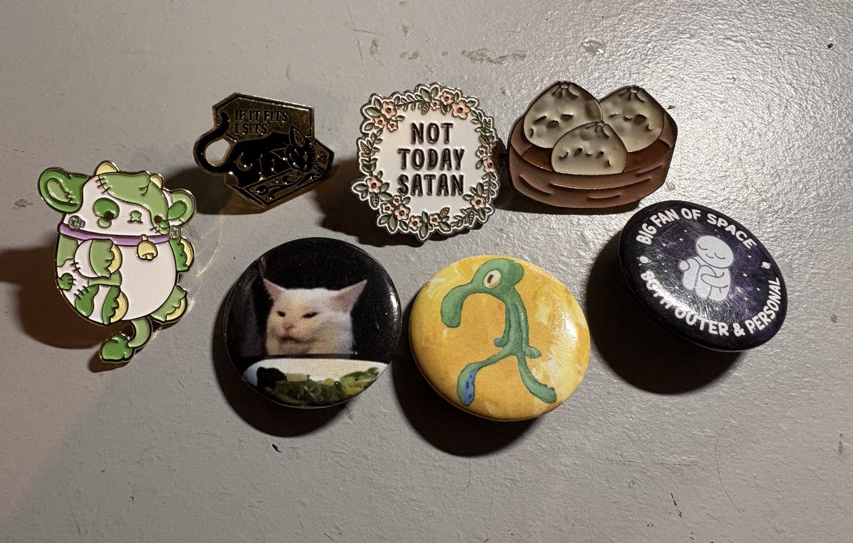 dreadfullydeery's tweet photo. found my old pins from 6th grade… i gotta kill myself bruh https://t.co/Vio8nXqtgR