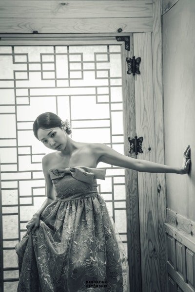 soobeani's tweet photo. when tradition meets modernity, a kind of sophistication unfolds, one that words can hardly capture. i’m truly honored to be part of this beautiful reunion, perfectly captured by ELLE Korea Magazine, while KKBS takes us behind the scenes of these unforgettable moments. 🩶 https://t.co/bQtSsKymRJ