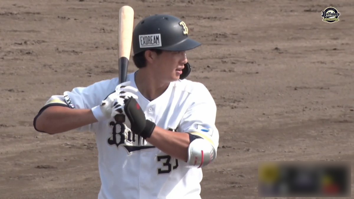 PacificleagueTV's tweet photo. 【ファーム見どころ】復帰の廣岡大志は2試合連続打点

9月17日、パ・リーグ球団主催のファーム公式戦2試合が行われる。

ドラ7リリーフ・大聖に注目　ワォーターズは3試合連続安打中
ロッテ浦和球場では12時から、千葉ロッテ対16回戦が行われる。

【今季対戦成績】
千葉ロッテ（東3位）対東北楽天（東2位）4勝11敗

千葉ロッテはドラフト7位ルーキー・大聖投手に注目。3日の広島戦では3点差の9回裏を無失点に抑え、公式戦初セーブを挙げている。今季はリリーフとして23試合に登板し、防御率3.28の成績。信頼される投手になるべく、さらに結果を残していきたいところ。

一方、東北楽天・ワォーターズ選手は3試合連続安打中。今季は一軍デビューを果たし、初ヒットを放つなど11試合に出場したが、7月17日に抹消されて以来、ファームでの出場が続いている。ファームでは打率.207とまだまだ課題が残るが、克服していけるか。

復帰の廣岡大志は2試合連続打点　笹川吉康は地区トップ打率.275
杉本商事バファローズスタジアム舞洲では13時から、オリックス対福岡ソフトバンク29回戦が行われる。

【今季対戦成績】
オリックス（西2位）対福岡ソフトバンク（西1位）11勝17敗

オリックスは5月に腰椎椎間板ヘルニア摘出術を受けていた廣岡大志選手が12日の阪神戦で5カ月ぶりの公式戦復帰。その日にタイムリーを放ったほか、翌13日には犠飛で2試合連続の打点を挙げた。体調を万全にし、実戦感覚を取り戻していきたい。

前日16日に西地区優勝を決めた福岡ソフトバンクは、笹川吉康選手が地区トップの98安打、打率.275を記録している。地区3位の9本塁打と長打力がある一方で、21盗塁と足も魅力。この試合でも持ち味を発揮できるか。

#chibalotte #RakutenEagles #Bs2026 #sbhawks #廣岡大志 #笹川吉康 #パ・リーグインサイト