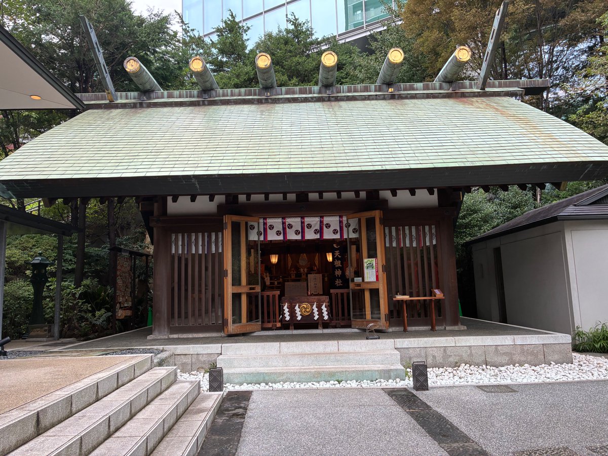 hikozard's tweet photo. 前々から訪れたかった六本木の天祖神社。
” 辰の日 ” しか御朱印を拝受できないとのことで、
今月の辰の日の一つ、15日に参拝しました。
ここは住所が六本木の ”7-7-7” （スリーセブン）ということで、縁起を担ぐ方に人気だそうです。
↓
https://t.co/ThidxC9nsr

#天祖神社　#龍土神明宮 https://t.co/f0Ph2ZUoNe