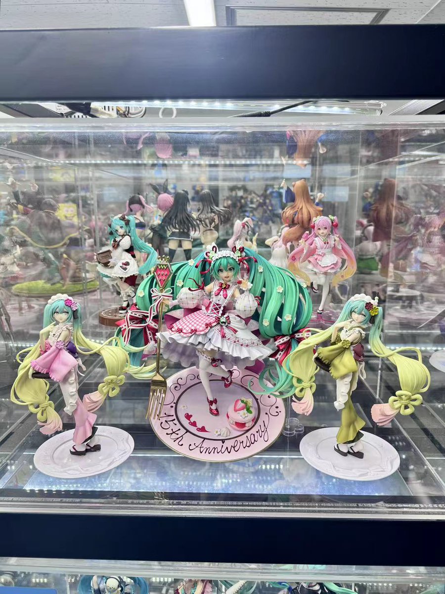 TIMEKO_hobby's tweet photo. 当店、TIMEKOが誇るスイーツチームです！🎂

チロルチョコに抹茶パフェとスイーツ尽くし！🤤
「初音ミク 15th Anniversary Ver.」と一緒に自宅を彩ってみませんか？

ぜひ、実物を当店で見てみてください！👀

#フィギュア　＃初音ミク　＃スイーツ https://t.co/VYEb5cEp9a