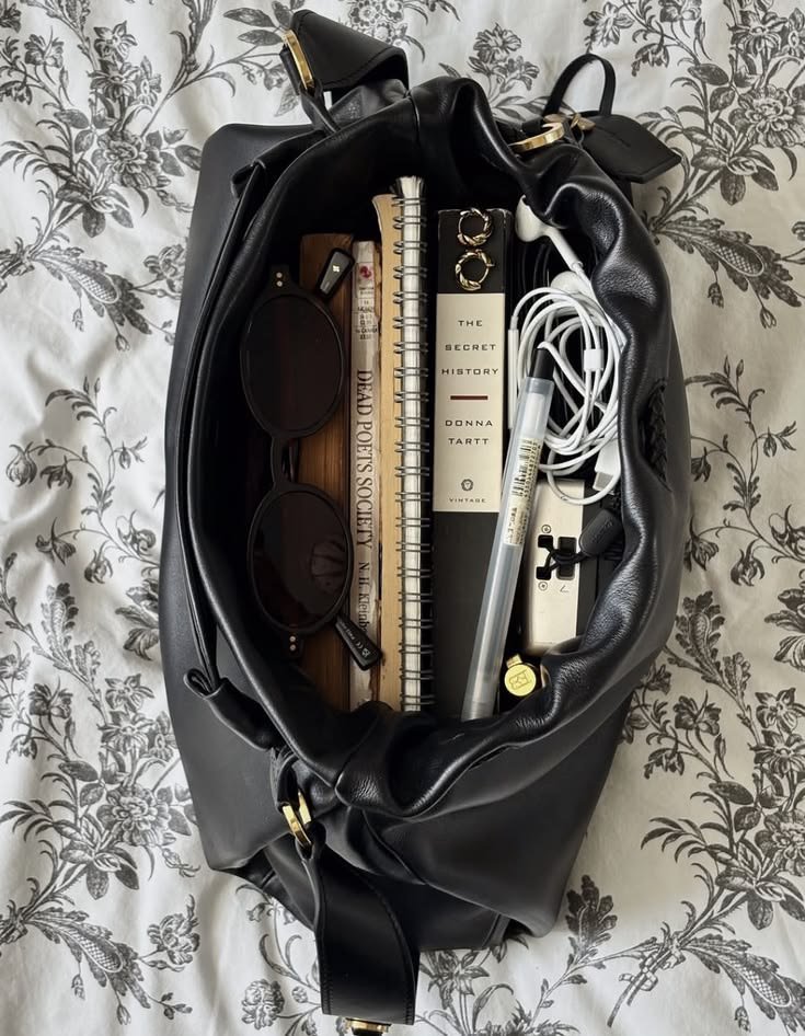 Aurielle007s's tweet photo. What's in my bag https://t.co/TNlmhV6WaR