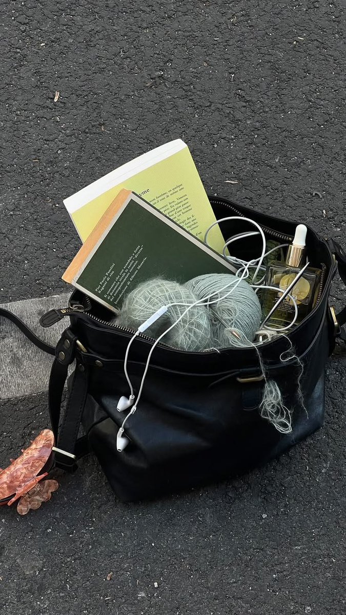 Aurielle007s's tweet photo. What's in my bag https://t.co/TNlmhV6WaR