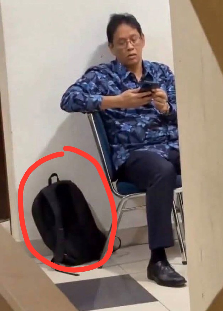MiskinTV_'s tweet photo. Apapun akan dilakukan orang tua demi kebahagiaan anaknya:

Tas Anaknya             Tas Bapaknya https://t.co/1be7P2IZXk