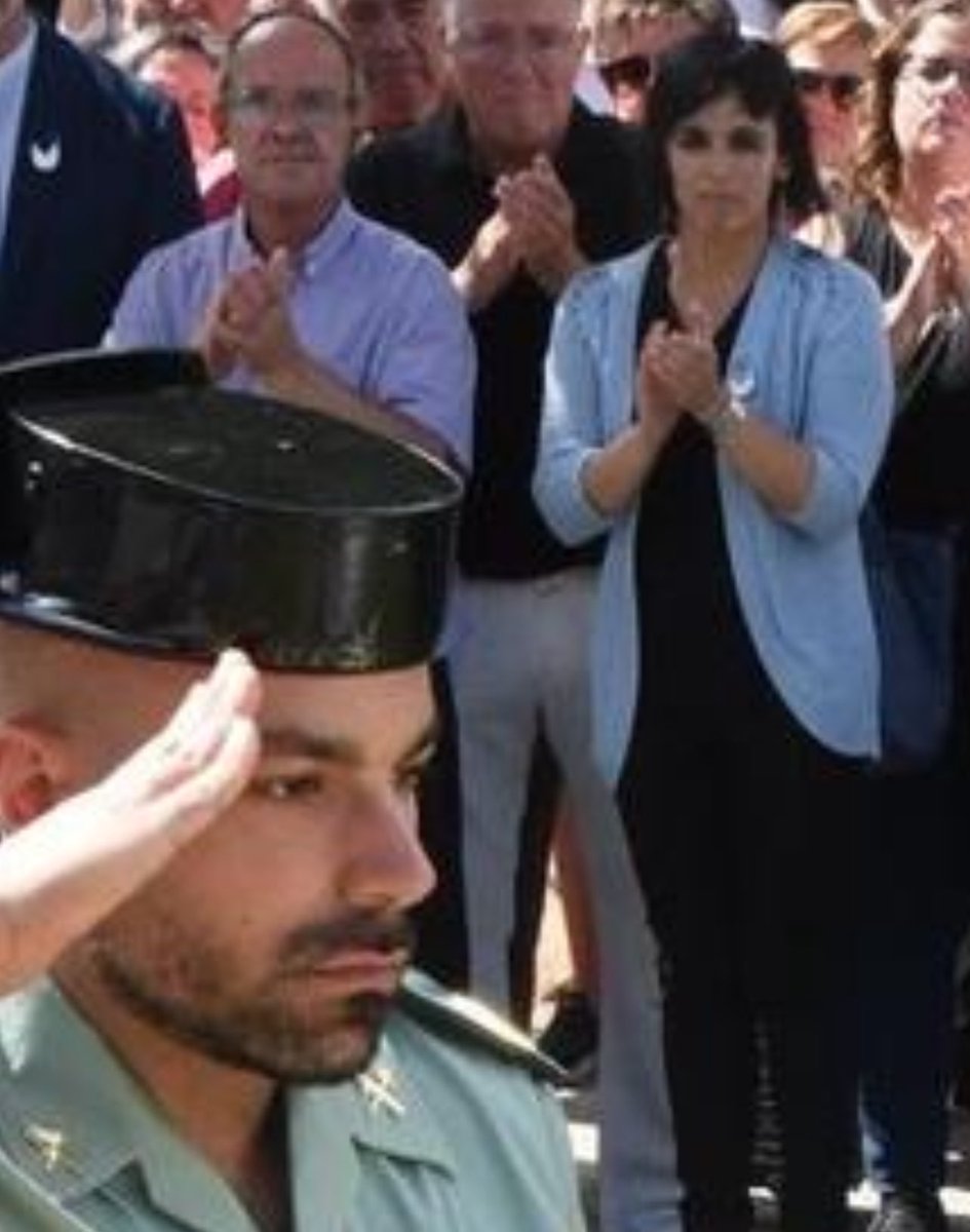 gabrielrufian's tweet photo. ❌ Barretina 
❌ Vel 
✅ Tricornio https://t.co/9nuF222ybU