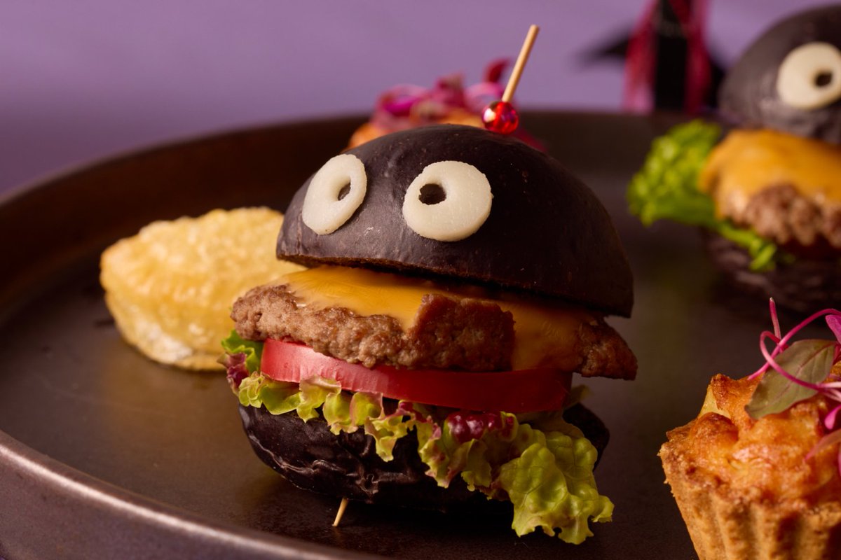 nscproject's tweet photo. ／
ハロウィンアフタヌーンティー
『真夜中の秋色 Monster‘s Autumn Feast』
＼

スタジアムシティホテル長崎「CAFÉS & DINERS V.VERDE」にて、10月限定のハロウィンアフタヌーンティー【真夜中の秋色 Monster‘s Autumn Feast】のご予約を受付中です。

10月限定のアフタヌーンティーは、おばけたちが集うハロウィンの世界がテーマ🎃
スイーツには、フランボワーズガナッシュの酸味が効いたモンスター型のシュークリーム、濃厚な紫芋を贅沢に絞ったジャック・オー・ランタンを模したモンブランや、まろやかなクリームと蜘蛛の巣モチーフのチョコがのった深いコクの珈琲ゼリー。
セイボリーには、モンスターを模したバーガーや旬のサツマイモのベーコンポテトパイなどをご用意しております。

遊び心あふれるこの季節ならではのスイーツ・セイボリーをお楽しみください。
────────────────────────────
＜概要＞
場所：スタジアムシティホテル長崎7F
　　　「CAFÉS & DINERS V.VERDE（カフェ&ダイナ― ヴィヴェルデ）」
期　間：2026年10月1日（木）〜10月31日（土）
時　間：完全2部制（①11:30〜②14:00〜）
価　格：6,000円（税込）
定休日：不定休
※アフタヌーンティーは完全予約制で、ご予約は前日の12時までの受付となっております。

ご予約はこちら
▼https://t.co/p8qE14Q5i7

#スタジアムシティホテル長崎 #ハロウィンアフタヌーンティー #ヌン活 #長崎カフェ