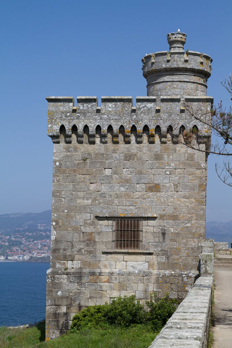 turisriasbaixas's tweet photo. 3 Torres con nome propio na fortaleza de Monterreal de Baiona 🏰:

A Torre do Reloxo, que albergaba unha campá para aviso en caso de ataque inimigo

A Torre da Tenaza servía para defender o porto equipada con baterías de canóns

A Torre do Príncipe servía de faro para os barcos https://t.co/zbunwqQmAX