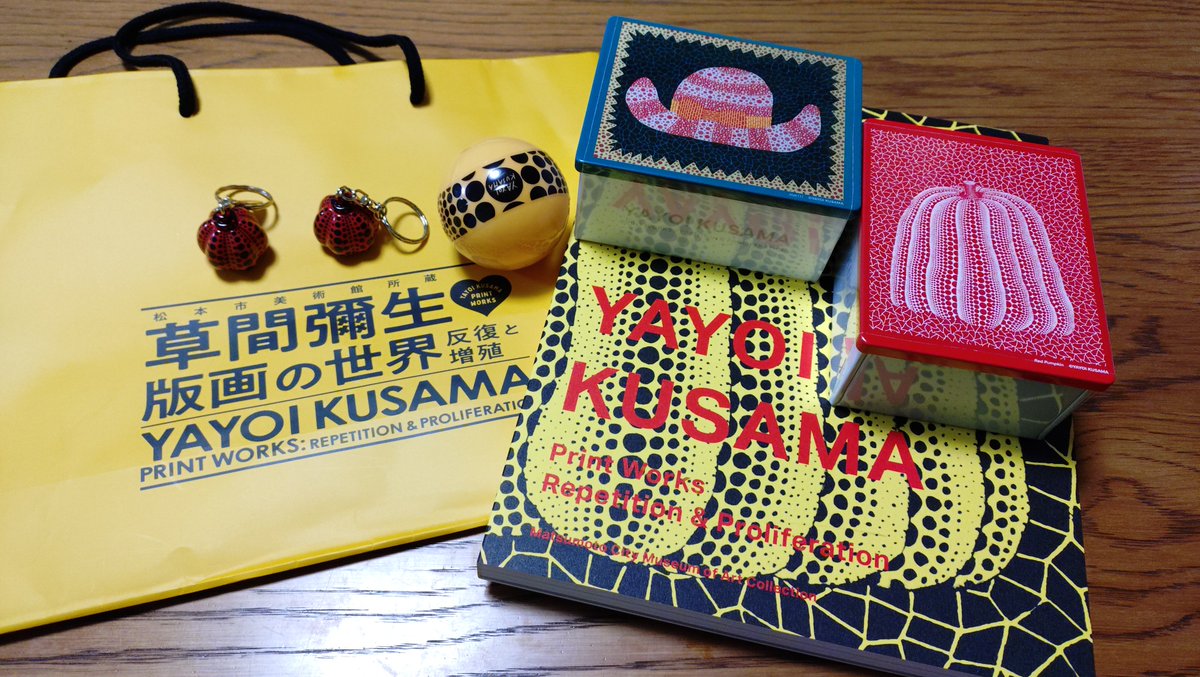 shitsupo154's tweet photo. 県立美術館で開催している草間彌生展に行ってきました✨
グッズがどれも可愛かった😊
美術展では毎回必ず買う図録と、クッキー缶、カボチャのチャームにしました♪丸いケースに入ってるのは黄色いカボチャのチャーム、最近黄色にハマってる娘ちゃんへ🌱 https://t.co/lZaWUDPZKr