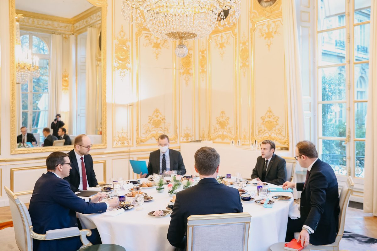 PiotrMuller's tweet photo. Byłem wtedy rzecznikiem rządu i bardzo dobrze pamiętam tamte tygodnie.

Po spotkaniu premiera @MorawieckiM z Avril Haines, Dyrektor Wywiadu Narodowego USA, były rozmowy, spotkania i intensywna ofensywa dyplomatyczna dotycząca pogarszającej się sytuacji bezpieczeństwa na Wschodzie.

W ciągu kilku dni premier Morawiecki rozmawiał z przywódcami Francji, Wielkiej Brytanii, Litwy, Łotwy, Estonii, Czech, Słowacji, Węgier, Słowenii, Chorwacji i Niemiec. Byłem na tych spotkaniach i dokładnie je pamiętam, bo zdawaliśmy sobie sprawę z powagi sytuacji. Niestety w Europie jeszcze nie wszyscy rozumieli, że zagrożenie ze strony Rosji jest realne. Dlatego głównym tematem była rosnąca obecność rosyjskich wojsk przy granicy z Ukrainą i zagrożenia wynikające z działań Rosji i Białorusi przy granicach UE. To nie jest kwestia opinii - tylko faktów. Łatwo znaleźć informacje na ten temat.

Co więcej, 29 listopada 2021 roku premier zaprosił przedstawicieli wszystkich klubów i kół parlamentarnych na spotkanie dotyczące sytuacji geopolitycznej - zagrożeń jakie mogą nastąpić w kolejnych miesiącach. Wiedzieliśmy, że sytuacja jest poważna i trzeba o tym poinformować wszystkie siły polityczne w Polsce. Zarówno o kolejnych zagrożeniach hybrydowych wobec Polski, jak i potencjalnym ataku Rosji na Ukrainę.

Pamiętam doskonale, jak poważnie traktowaliśmy wtedy zagrożenie ze strony Rosji i jak ważne było budowanie wspólnego stanowiska – zarówno z naszymi sojusznikami za granicą, jak i z opozycją w Polsce.

Dlatego mówienie dziś, że takich spotkań i rozmów nie było, jest po prostu nieprawdą.

Dziś brakuje takiej polityki ze strony @donaldtusk . Brakuje rozmów z najważniejszymi sojusznikami, aktywnego budowania koalicji (zamiast wyłącznie przyglądania się), brakuje informacji dla wszystkich sił parlamentarnych o zagrożeniach dla bezpieczeństwa Polski.

Liczę, że rząd w tym momencie poczyni właściwą refleksję. Dlatego,  w ostatnich dniach, Mateusz Morawiecki wraz z @RozwojPlus skierował konkretne wnioski do rządu.
